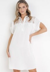 Biała Koszulowa Sukienka z Koronką Jetana. Białe sukienki Born2be, xl, z aplikacjami, z koronki, eleganckie, bez kołnierzyka, bez ramiączek, midi, koszulowe. W wyprzedaży za 41.99 zł.