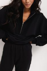 Bluza damska z zamkiem na dekolcie w kolorze TOTALLY BLACK- CLERMONT-UNI. Czarne bluzy Marsala, bez wzorów, z bawełny, eleganckie, bez ramiączek, bez kaptura. Za 319.90 zł.