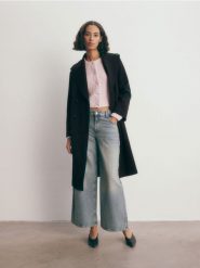 Dwurzędowy płaszcz oversize - czarny. Czarne płaszcze Reserved, l, bez wzorów, z tkaniny, bez kaptura. W wyprzedaży za 89.99 zł.