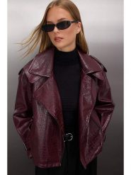 Trendyol Kurtka w kolorze bordowym ze skóry syntetycznej rozmiar: XS. Czerwone kurtki Trendyol, xs, bez wzorów, ze skóry, bez kaptura. Za 131.43 zł.