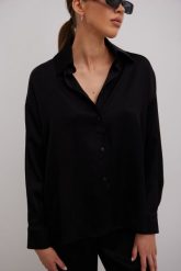 Luźna koszula z satyny w kolorze TOTALLY BLACK - LACERTA-M/L. Czarne koszule Marsala, l, bez wzorów, z jeansu, biznesowe, bez kołnierzyka, bez ramiączek. Za 419.90 zł.