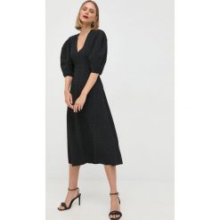 Notes du Nord sukienka kolor czarny midi rozkloszowana. Czarne sukienki Notes du Nord, bez wzorów, z materiału, bez kołnierzyka, bez ramiączek, midi, rozkloszowane. Za 1,069.90 zł.