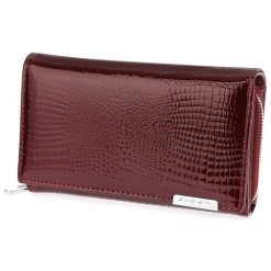 Skórzany Lakierowany Portfel Damski Croco Burgund 827. Czerwone portfele bez wzorów, z lakierowanej skóry. Za 97.99 zł.
