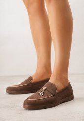 Brązowe Mokasyny z Imitacji Zamszu Zdobione Aplikacją z Zawieszkami Peleg. Brązowe mokasyny Born2be, z aplikacjami, z jeansu. Za 99.99 zł.