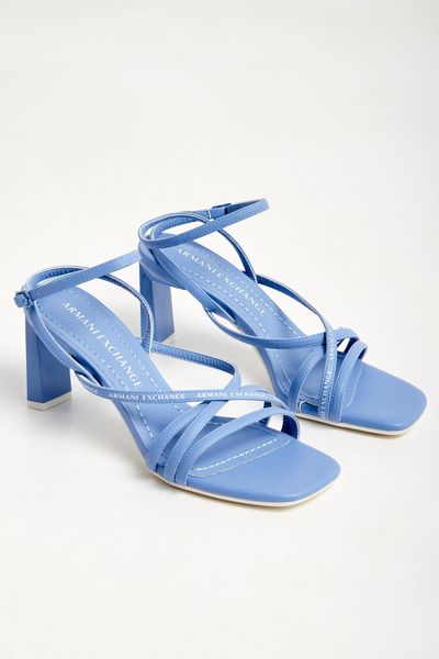 Sandały damskie na obcasie ARMANI EXCHANGE. Sandały Armani Exchange, bez wzorów, bez obcasa, na obcasie, bez zapięcia. W wyprzedaży za 365.17 zł.