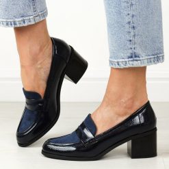 Niebieskie mokasyny damskie na obcasie M.Daszyński 2201D-3A. Niebieskie mokasyny M.Daszyński, bez wzorów, z lakierowanej skóry, z okrągłym noskiem. Za 149.00 zł.