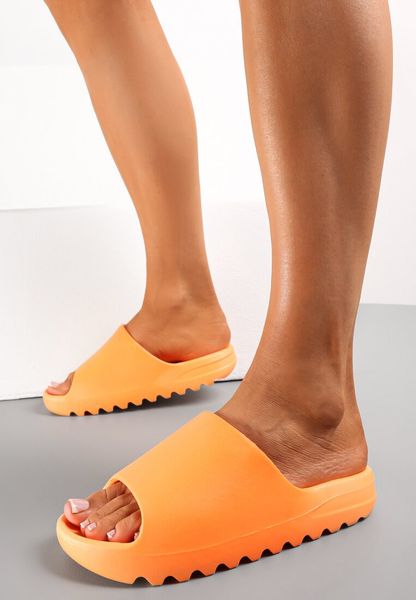 Pomarańczowe Klapki z Pianki z Odkrytym Noskiem Birea. Brązowe klapki Renee, bez wzorów, klasyczne, bez obcasa, bez zapięcia. Za 29.99 zł.