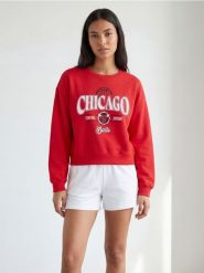 Bluza z nadrukiem Chicago Bulls NBA - czerwony. Czerwone bluzy Sinsay, l, bez wzorów, bez kaptura, do biegania. Za 49.99 zł.
