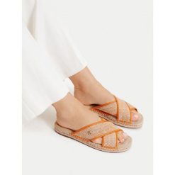 Klapki Tommy Hilfiger. Brązowe klapki Tommy Hilfiger, bez wzorów, bez obcasa, bez zapięcia. Za 241.99 zł.