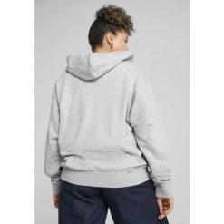 Damska rozpinana bluza z kapturem i małym logo ESS Comfort PUMA. Czarne bluzy Puma, uniwersalny, bez wzorów, eleganckie, bez ramiączek, z kapturem. W wyprzedaży za 124.00 zł.