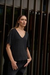 Bluzka do noszenia na dwa sposoby czarna. Czarne bluzki MOODO, bez wzorów, z elastanu, bez kołnierzyka, bez ramiączek. Za 89.99 zł.