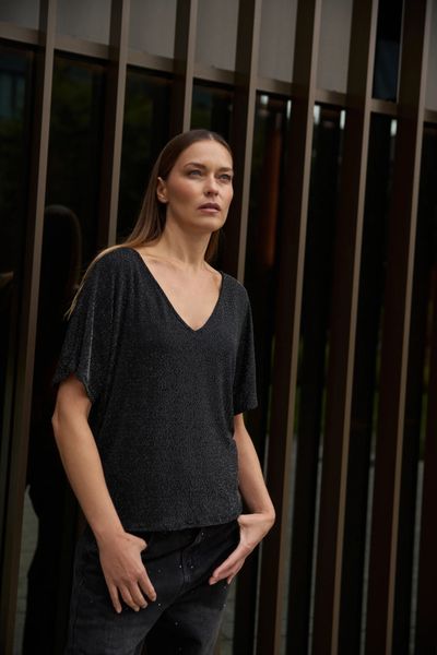 Bluzka do noszenia na dwa sposoby czarna. Czarne bluzki MOODO, bez wzorów, z elastanu, bez kołnierzyka, bez ramiączek. Za 89.99 zł.