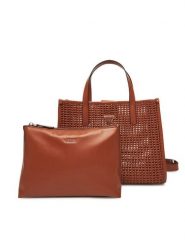 Guess Torebka Brigitta HWWZ72 06230 Brązowy. Brązowe torebki klasyczne Guess, z aplikacjami, ze skóry, bez dodatków. Za 379.99 zł.