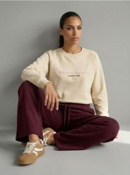 Bluza crewneck z haftowanym napisem NYC - kremowy. Białe bluzy bez kaptura Sinsay, l, bez wzorów, bez kaptura, do biegania. Za 39.99 zł.