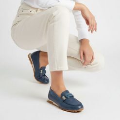 Półbuty damskie Hispanitas, ze skóry naturalnej o fakturze ziarnistej z niską cholewką i paskiem na podbiciu oraz ozdobna klamra z przodu, niebieskie. Niebieskie półbuty wsuwane Hispanitas, bez wzorów, ze skóry, bez obcasa. Za 619.00 zł.