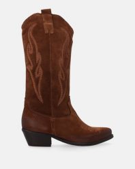 BRĄZOWE KOWBOJKI ZE SKÓRY ZAMSZOWEJ M003SUBROBB112. Brązowe botki Venezia, bez wzorów, ze skóry, bez obcasa, bez zapięcia. Za 629.00 zł.