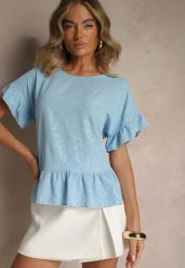 Jasnoniebieska Bluzka Oversize Ozdobiona Falbanami Liriele. Niebieskie bluzki Renee, bez wzorów, z jeansu, bez kołnierzyka, bez ramiączek. W wyprzedaży za 47.99 zł.