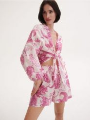 Bawełniana bluzka z wiązaniem - fuksja. Czerwone bluzki Reserved, l, bez wzorów, z bawełny, bez kołnierzyka, bez ramiączek. W wyprzedaży za 39.99 zł.