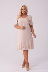 Elegancka beżowa sukienka Evelyn na wesele PLUS SIZE XXL. Brązowe sukienki Moda Size Plus Iwanek, na imprezę, plus size, z aplikacjami, z elastanu, eleganckie, bez kołnierzyka, plus size, bez ramiączek, midi. Za 289.90 zł.