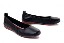 JOSEF SEIBEL 74801 133 100 Fenja 01 DS. schwarz, baleriny, czółenka damskie. Czarne baleriny Josef Seibel, bez wzorów, ze skóry, bez obcasa, bez zapięcia. Za 379.90 zł.