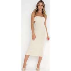 Jasnobeżowa Sukienka Matthias. Brązowe sukienki Born2be, l, bez wzorów, z dzianiny, eleganckie, bez kołnierzyka, bez ramiączek, midi, dopasowane. W wyprzedaży za 118.99 zł.
