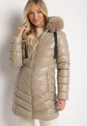 Beżowa Długa Pikowana Kurtka z Odpinanym Futerkiem i Sznurkami Rinnarae. Brązowe kurtki Born2be, l, bez wzorów, z futra, eleganckie, z kapturem. Za 119.99 zł.