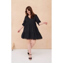Sukienka Kaimak Plus Size Czarny. Czarne sukienki blue shadow, plus size, bez wzorów, bez kołnierzyka, plus size, bez ramiączek. Za 299.90 zł.