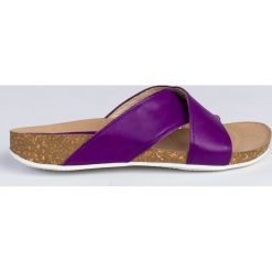 Klapki na korku - skóra naturalna - model 341 - kolor fioletowy lico (39). Fioletowe klapki Zapato, bez wzorów, z jeansu, klasyczne, bez obcasa, na płaskiej podeszwie, bez zapięcia. W wyprzedaży za 251.10 zł.