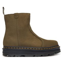 Botki Dr. Martens. Zielone botki Dr Martens, bez wzorów, bez obcasa, na płaskiej podeszwie, bez zapięcia. Za 849.99 zł.