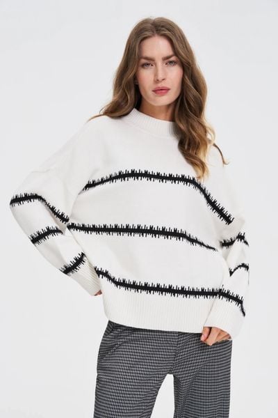 Sweter w paski z obniżoną linią ramion biały. Białe swetry MOODO, l, bez wzorów, z poliamidu, bez ramiączek. Za 129.99 zł.