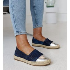 Granatowo-srebrne błyszczące espadryle Surana niebieskie. Niebieskie espadryle bez wzorów, z materiału, eleganckie, z okrągłym noskiem, bez obcasa. Za 81.83 zł.