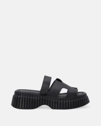 KLAPKI NA PLATFORMIE 170GM04 01 BLACK. Czarne klapki Venezia, bez wzorów, ze skóry, bez obcasa, na platformie, bez zapięcia. Za 339.00 zł.