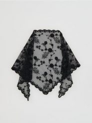 Koronkowy szal - czarny. Czarne szaliki i kominy Reserved, bez wzorów, z koronki. Za 49.99 zł.