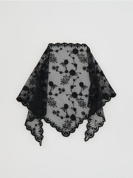 Koronkowy szal - czarny. Czarne szaliki i kominy Reserved, bez wzorów, z koronki. Za 49.99 zł.