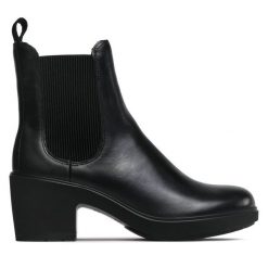 Botki ECCO. Czarne botki ECCO, bez wzorów, bez obcasa, na słupku, bez zapięcia. Za 669.99 zł.