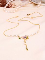 L'Atelier de Gaia Pozłacany naszyjnik z elementami ozdobnymi - dł. 50 cm rozmiar: onesize. Białe naszyjniki L'Atelier de Gaia, z materiału, z perłą, pozłacane. Za 78.99 zł.