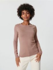Sweter z ozdobnymi guzikami - beżowy. Brązowe swetry Sinsay, l, bez wzorów, bez ramiączek. Za 39.99 zł.