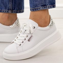 Białe skórzane półbuty damskie na platformie Potocki 19398. Białe półbuty wsuwane POTOCKI, na jesień, bez wzorów, z jeansu, casualowe, z okrągłym noskiem, bez obcasa, na platformie. Za 229.00 zł.