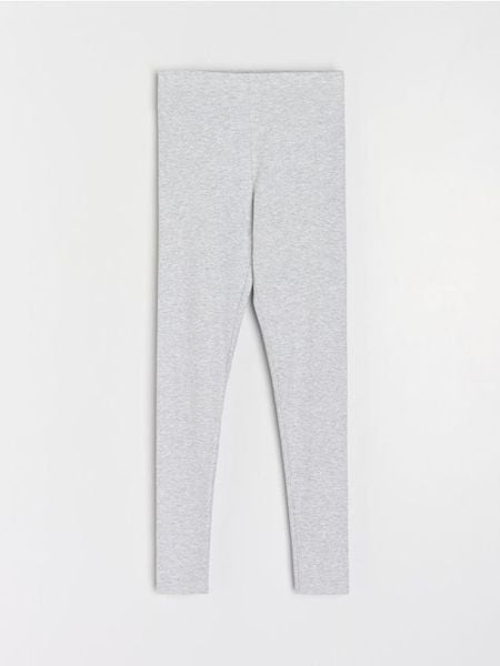 Prążkowane legginsy z gumką w pasie - szary. Szare legginsy Sinsay, bez wzorów, prążkowane. Za 29.99 zł.