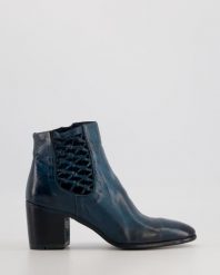 NIEBIESKIE BOTKI DAMSKIE GJ02A SKIP ZAFFI. Niebieskie botki Venezia, bez wzorów, ze skóry, bez obcasa, bez zapięcia. Za 1,389.00 zł.
