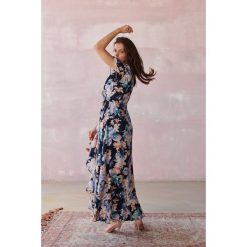 Sukienka Ama BS Lilja. Sukienki blue shadow, na imprezę, bez wzorów, z poliamidu, bez kołnierzyka, bez ramiączek, maxi, dopasowane. W wyprzedaży za 199.95 zł.