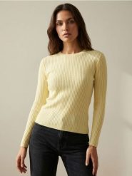 Klasyczny prążkowany sweter - żółty. Żółte swetry Sinsay, l, bez wzorów, prążkowane, klasyczne, bez ramiączek. Za 29.99 zł.