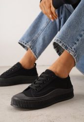 Czarne Klasyczne Trampki na Żłobionej Podeszwie Levanatia. Czarne trampki Renee, bez wzorów, z jeansu, klasyczne, bez zapięcia. Za 69.99 zł.