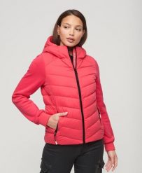 Kurtka hybrydowa z kapturem Storm od SUPERDRY. Czerwone kurtki Superdry, bez wzorów, z materiału, eleganckie, z kapturem. Za 445.15 zł.