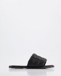 KLAPKI Z PRZESZYCIAMI 35421866 BLACK. Czarne klapki Venezia, bez wzorów, ze skóry, bez obcasa, bez zapięcia. Za 129.00 zł.