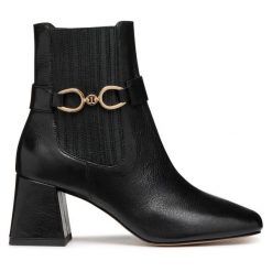 Botki Geox. Czarne botki Geox, bez wzorów, bez obcasa, na słupku, bez zapięcia. Za 319.99 zł.