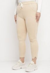 Jasnobeżowe Spodnie Skinny ze Sznurkiem w Pasie i Kieszeniami Irfana. Brązowe jeansy Born2be, bez wzorów, z jeansu, eleganckie. Za 69.99 zł.
