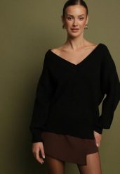 Czarny Sweter z Kaszmirem z Dekoltem w Serek Plenae. Czarne swetry Born2be, uniwersalny, bez wzorów, z kaszmiru, eleganckie, bez ramiączek. Za 129.99 zł.