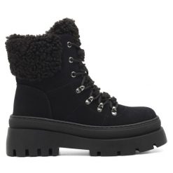 Trzewiki DeeZee. Czarne botki DeeZee, bez wzorów, bez obcasa, na płaskiej podeszwie, bez zapięcia. Za 107.99 zł.