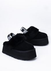 Kapcie damskie czarne UGG W FUNKETTE. Czarne kapcie UGG, bez wzorów, ze skóry. Za 529.99 zł.